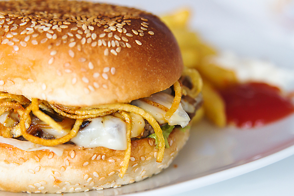 포토 JPG 해외이미지 패스트푸드 실내 근접촬영 사람없음 아웃포커스 한개 햄버거 인스턴트 정크푸드 흰배경 해외202004 해외포토 1 음식 뷰포인트 백그라운드 촬영기법 내부 흰색 파일형식 이미지허브