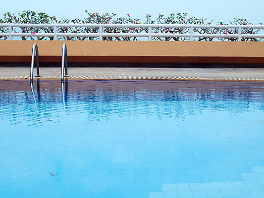 포토 JPG 해외이미지 식물 라이프스타일 하늘색 백그라운드 사다리 하늘 호텔 휴가 휴식 아파트 사람없음 야외 물 여름 파란색 컬러풀 계단 수중 수영 젖음 발코니 신선 투명 액체 가장자리 고급 휴양지 다이빙 청록색 콘도 단계 강렬 해외202004 해외포토 자연요소 계절 컬러 컨셉 숙소 주택 생활 장소 도구 수상스포츠 둘레 수중스포츠 파일형식 이미지허브