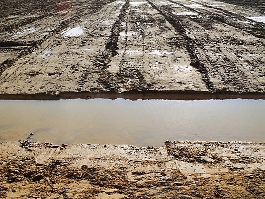 포토 JPG 해외이미지 도로 모래 밭 농업 하늘 날씨 사람없음 물 반사 갈색 흙 봄 시골 바퀴 매끈함 뿌리기 묘사 먼지 점토 짐차 단계 땅바닥 해외202004 해외포토 자연요소 계절 산업 길 컬러 교통시설 모션 자동차 바닥 감각 파일형식 이미지허브