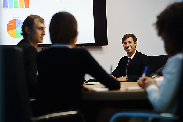 포토 JPG 해외이미지 직업 행복 회사 비즈니스 사업가 탁자 성공 노동자 실내 대화 사람 정장 여러명 성인 금융 사무실 검은색 텔레비전 방 흰색 표현 업무 직장인 비즈니스맨 발표 그룹 계획 미끄럼틀 종업원 동료 만족 경영자 다민족 경영 예산 해외202004 해외포토 옷 남자 감정 컬러 가구 다수 컨셉 관계 말하기 내부 경제 전자제품 작업 놀이기구 리더 파일형식 이미지허브