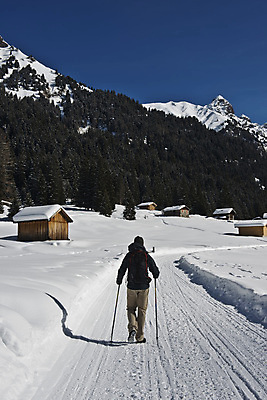 포토 JPG 해외이미지 백인 1 라이프스타일 남자 스포츠 여행 겨울 배낭 자국 자연 산 한명 사람 야외 여행객 걷기 산책 등산 트래킹 하이킹 세계문화유산 바둑 하이커 눈내림 해외202004 해외포토 서양인 계절 가방 모션 놀이 레저 휴식 눈_날씨 생활 문화재 생태계 파일형식 이미지허브