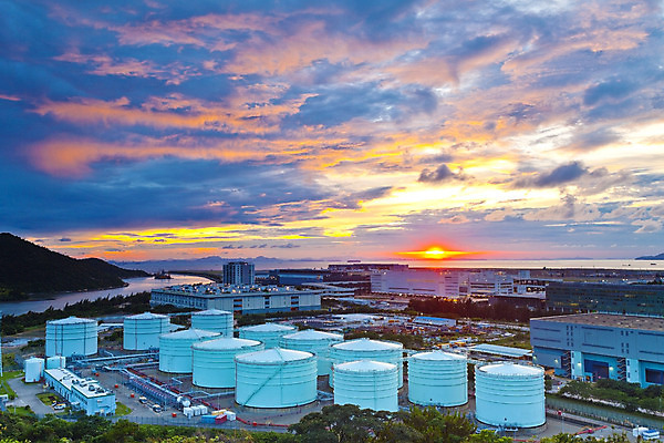 포토 JPG 해외이미지 식물 산업 비즈니스 건축양식 공장 자연 하늘 전등 산 사람없음 야외 파란색 빛 강 탑 금속 중국 힘 일몰 에너지 액체 재산 제조 야간 탱크 화석 연료 가스 수납 홍콩 빛망울 디젤 조작 철강 철책 화학물질 해외202004 해외포토 자연요소 건축물 건축 아시아 컬러 공업 재질 조명 금융 노을 화학 생태계 파일형식 이미지허브