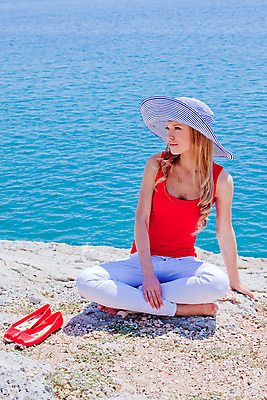 포토 JPG 해외이미지 백인 1 라이프스타일 응시 여자 행복 바다 자연 하늘 휴식 산 건강 한명 사람 20대 성인 야외 물 청춘 우주 침묵 가장자리 강가 샌들 명상 장면 흐림 넘어짐 수평선 유일 해외202004 해외포토 자연요소 서양인 시선 감정 신발 컨셉 모션 날씨 청년 생활 강 소리 둘레 생태계 파일형식 이미지허브