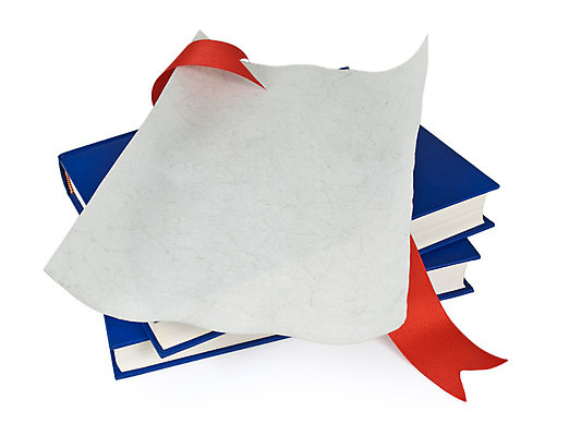 포토 JPG 해외이미지 교육 종이 비즈니스 졸업 학교 성공 사람없음 책 가로 빨간색 파란색 스터디 정보 흰색 오픈 발표 메시지 졸업장 두루마리 오브젝트 대학교 문서 문학 페이지 양장본 고립 양피지 증명서 총각 해외202004 해외포토 컬러 컨셉 학습 파일형식 이미지허브