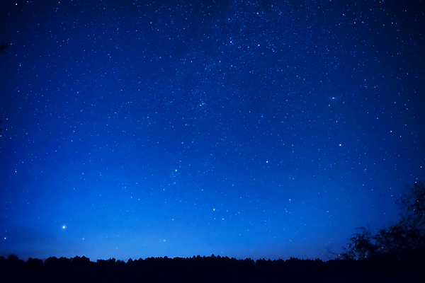 포토 JPG 해외이미지 구름 실루엣 별 여행 백그라운드 자연 하늘 아침 산 풍경 사람없음 파란색 빛 우주 검은색 어둠 침묵 새벽 행성 야간 저녁 숲 신비 땅 달빛 은하계 장면 공상 천문학 성운 방법 수평선 해외202004 해외포토 주간 자연요소 교육 컬러 컨셉 촬영기법 소리 달 생태계 파일형식 이미지허브