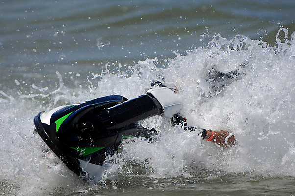 포토 JPG 해외이미지 스포츠 파도 바다 포즈 사람없음 물 경쟁 수상스포츠 보트 떨어짐 위험 흥분 분무기 해외202004 해외포토 자연요소 감정 컨셉 배_교통 파일형식 이미지허브