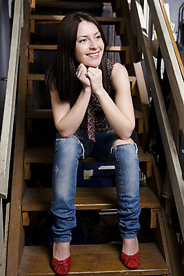 포토 JPG 해외이미지 행복 신발 실내 한명 사람 앉기 내부 빨간색 평화 계단 기쁨 방 청바지 구멍 해외202004 해외포토 1 감정 컬러 컨셉 바지 모션 파일형식 이미지허브