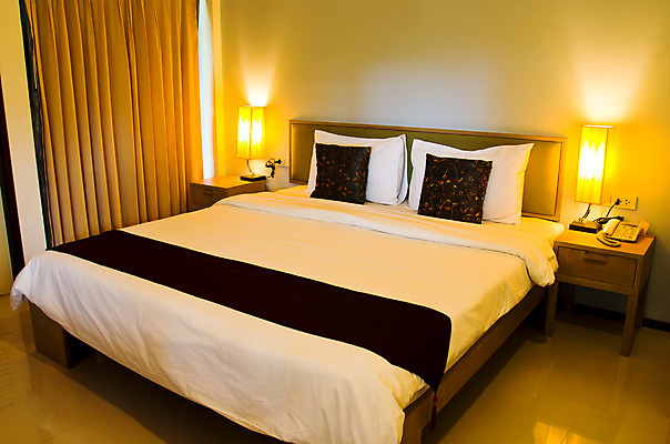 포토 JPG 해외이미지 라이프스타일 디자인 벽 여행 가구 패턴 의자 오렌지 창문 베개 탁자 호텔 휴식 조명 아파트 주택 실내 사람없음 내부 목재 장식 빛 카펫 침실 방 흰색 침대 램프 잠 커튼 고급 우아함 야간 저녁 큼 담요 치수 부드러움 시트 여관 안락 해외202004 해외포토 자연요소 나무 컬러 생활용품 컨셉 무늬 과일 재료 침구 숙소 건물 생활 감각 크기 파일형식 이미지허브