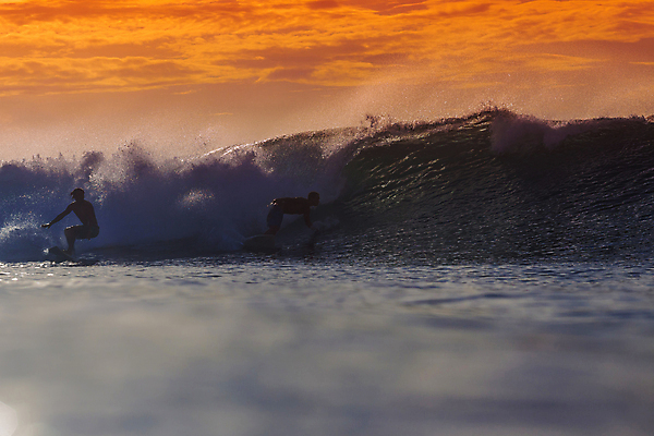 포토 JPG 해외이미지 남자 스포츠 파도 바다 여행 포즈 모션 자연 날씨 통 풍경 야외 두명 물 여름 파란색 운동 일출 힘 일몰 에너지 액체 서핑 떨어짐 승차 위험 발리 인도네시아 태평양 분무기 튜브 서퍼 해외202004 해외포토 자연요소 계절 아시아 컬러 섬 컨셉 운동선수 건강 사람 노을 수상스포츠 생태계 파일형식 이미지허브