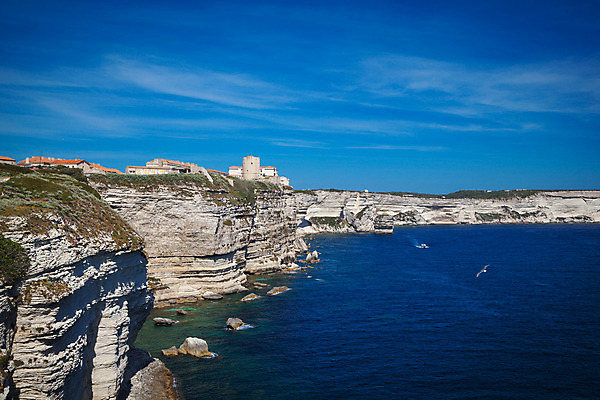 포토 JPG 해외이미지 캐릭터 유럽 모래 바다 자연 하늘 휴가 주택 풍경 사람없음 물 파란색 마을 어둠 프랑스 바위 흰색 저녁 땅 지중해 내추럴 코르시카 해외202004 해외포토 자연요소 나라 컬러 섬 건물 돌_바위 야간 생태계 파일형식 이미지허브