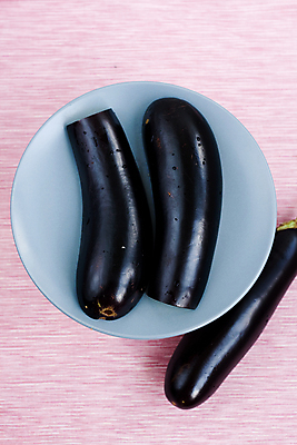 포토 JPG 해외이미지 접시 음식 분홍색 다이어트 채소 가지 건강 사람없음 회색 직물 맛 준비 날것 칼로리 숙성 해외202004 해외포토 식기 컬러 컨셉 파일형식 이미지허브