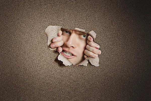 포토 JPG 해외이미지 응시 남자 종이 얼굴 한명 성인 잡기 구멍 찡그림 엿보기 질감 찢어짐 성인남자한명만 해외포토 1 시선 모션 표정 사람 신체부위 남자한명만 성인남자만 파일형식 이미지허브