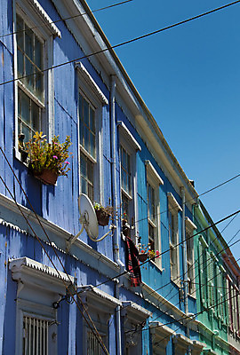 포토 JPG 해외이미지 전통 선 창문 아파트 주택 사람없음 건물 컬러풀 칠레 옛날 줄서기 해외202004 해외포토 건축물 컬러 모션 남아메리카 파일형식 이미지허브