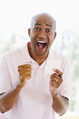 포토 JPG 해외이미지 주간 남자 행복 감정 중년 50대 응원 한명 세로 놀람 기쁨 게임 축하 우승 행운 재산 도박 즐거움 흥분 투자 충격 복권 승자 잭팟 해외202004 해외포토 자연요소 1 컨셉 비즈니스 놀이 표정 사람 성인 금융 최고 파일형식 이미지허브