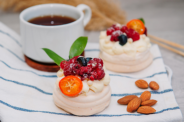 포토 JPG 해외이미지 디저트 실내 사람없음 아웃포커스 케이크 아몬드 베리 머랭 해외202004 파블로바 해외포토 음식 과일 촬영기법 내부 견과류 파일형식 이미지허브