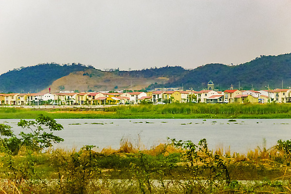 포토 JPG 해외이미지 구름 외관 계절 건축양식 교실 자연 하늘 아파트 주택 풍경 사람없음 야외 건물 강 미국 중앙 장면 커뮤니티 에콰도르 연립주택 이웃 남쪽 내추럴 교외 해외202004 해외포토 자연요소 건축물 교육 건축 북아메리카 학교 남아메리카 방향 생태계 파일형식 이미지허브