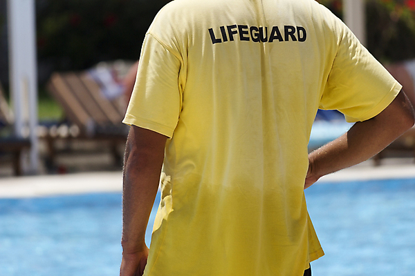 포토 JPG 해외이미지 직업 응시 휴가 수영장 경비 안전 사람없음 물 여름 파란색 맑음 수영 관찰 도움 구출 위험 손목시계 경계 준비 근육질 보호자 경보 안전요원 헬프 해외202004 해외포토 자연요소 시선 계절 시계 컬러 컨셉 장신구 모션 근육 날씨 수상스포츠 보호 몸매 파일형식 이미지허브