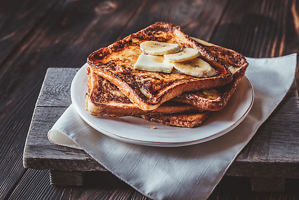 포토 JPG 해외이미지 접시 바나나 실내 사람없음 식탁보 슬라이스 버터 나무받침 나무배경 해외202004 프렌치토스트 해외포토 식기 백그라운드 과일 내부 목재 받침대 토스트 파일형식 이미지허브