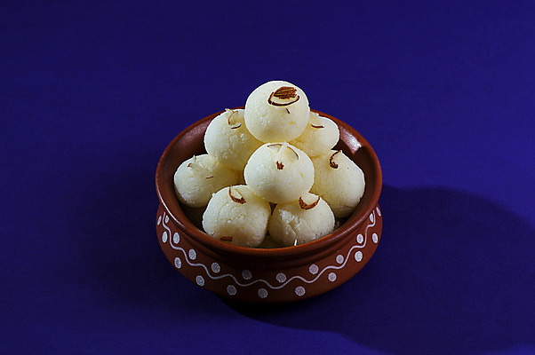 포토 JPG 해외이미지 디저트 사람없음 도자기 원형 사기그릇 인도음식 라스굴라 해외포토 도형 그릇 음식 치즈 동양음식 파일형식 이미지허브