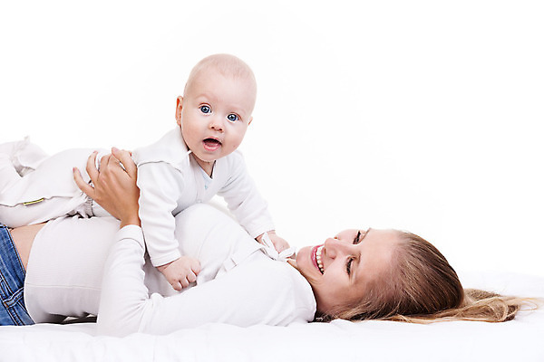 포토 JPG 해외이미지 백인 응시 행복 아들 어린이 백그라운드 2 가족 포옹 엄마 주택 함께함 사랑 사람 소년 두명 금발 육아 흰색 침대 아기 잡기 작음 거짓말 고립 넘어짐 돌봄 해외202004 해외포토 서양인 헤어스타일 시선 남자 감정 컬러 가구 컨셉 관계 안기 모션 건물 크기 파일형식 이미지허브