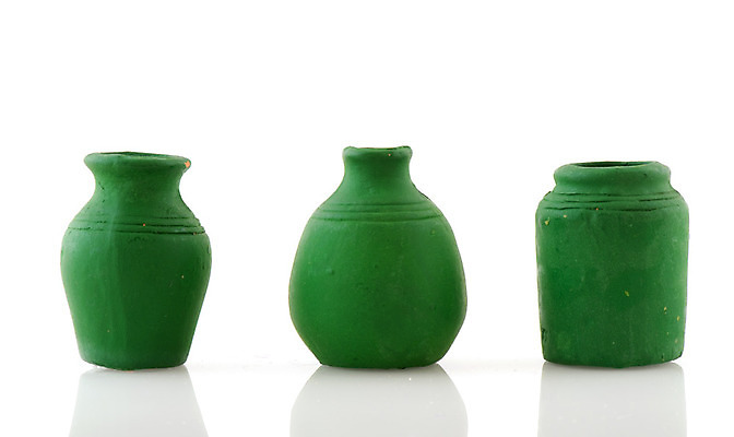 포토 JPG 해외이미지 그릇 백그라운드 3 사람없음 초록색 바위 흰색 도자기 토기 고립 줄서기 취급주의 해외202004 해외포토 식기 컬러 모션 경고 돌_바위 용기_그릇 파일형식 이미지허브