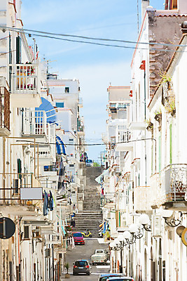 포토 JPG 해외이미지 전통 라이프스타일 유럽 도로 길 여행 건축양식 자동차 추상 휴가 거리 주택 사람없음 건물 여름 햇빛 평화 계단 맑음 이탈리아 자유 발코니 도시 역사 편안함 엽서 천국 해외202004 해외포토 건축물 계절 건축 나라 육상교통 컨셉 무늬 교통시설 날씨 생활 태양 감각 편지 파일형식 이미지허브