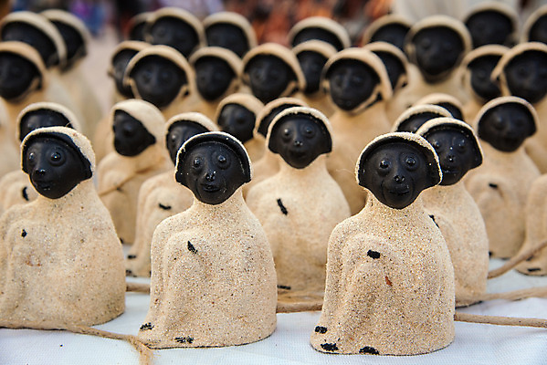 포토 JPG 해외이미지 전통 디자인 드레스 옷 여자 남자 아시아 리본 문화 인형 벽 매달리기 사람없음 장식 빨간색 컬러풀 장난감 세일 활발 기구 시장 작음 인도인 오브젝트 수공예 공평 꼭두각시 매각 솜씨 줄서기 해외202004 해외포토 외국인 나라 컬러 컨셉 모션 사람 동양인 크기 공예 파일형식 이미지허브