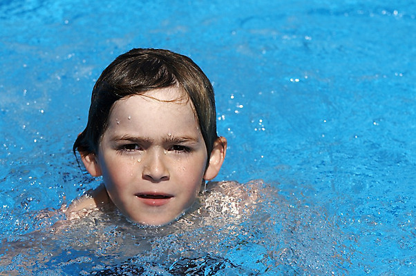 포토 JPG 해외이미지 행복 아들 얼굴 어린이 한명 웃음 소년 물 파란색 머리 수영 기쁨 표현 결백 남동생 천진난만 해외202004 해외포토 자연요소 1 남자 감정 컬러 컨셉 가족 표정 사람 신체부위 수상스포츠 동생 파일형식 이미지허브