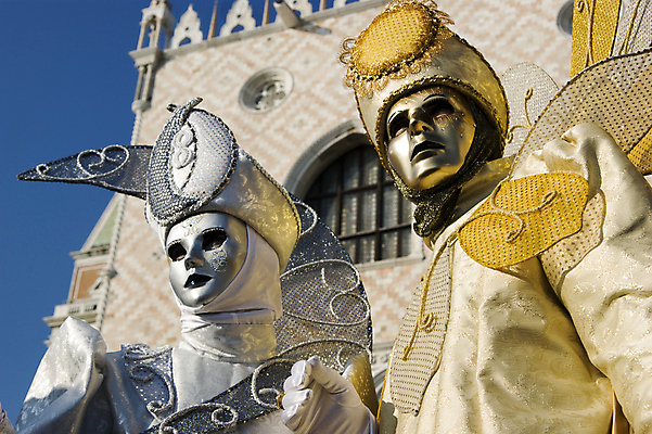 포토 JPG 해외이미지 주간 건축물 여자 남자 건축양식 하늘 가면 풍경 상반신 성인 야외 두명 이탈리아 베네치아 변장 중세의상 카니발축제 성인만 해외202004 해외포토 자연요소 건축 유럽 사람 축제 전통의상 파일형식 이미지허브