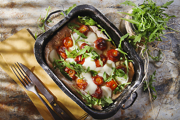 포토 JPG 해외이미지 화분 종이 포크 피자 쟁반 실내 그림자 사람없음 하이앵글 나이프 나무탁자 루꼴라 해외202004 해외포토 식기 뷰포인트 채소 탁자 패스트푸드 서양음식 내부 칼 파일형식 이미지허브