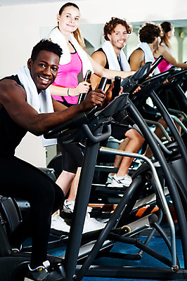 포토 JPG 해외이미지 모양 백인 여자 남자 스포츠 운동화 신체 함께함 실내 건강 사람 성인 세명 친구 운동복 수건 달리기 운동 반사 건강관리 힘 기계 거울 에너지 그룹 날씬함 연습 클럽 체육관 전자 런닝머신 해외202004 해외포토 서양인 옷 신발 컨셉 관계 모션 관리 내부 위생용품 운동기구 몸매 파일형식 이미지허브