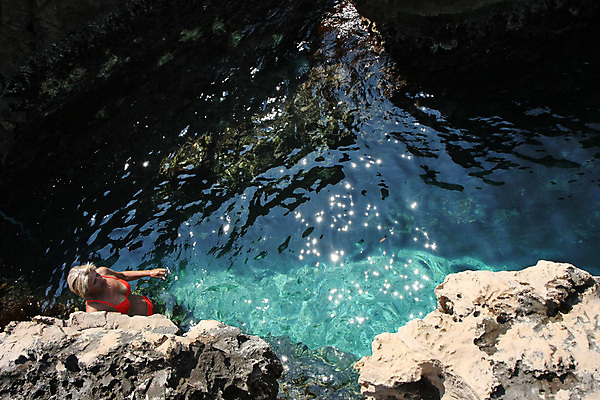 포토 JPG 해외이미지 유럽 바다 여행 자연 휴가 한명 야외 물 여름 파란색 수영 위험 지중해 암초 몬테네그로 해외202004 해외포토 자연요소 1 계절 나라 컬러 컨셉 사람 수상스포츠 생태계 파일형식 이미지허브