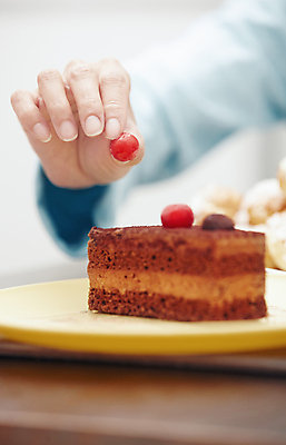 포토 JPG 해외이미지 라이프스타일 손 여자 열매 음식 조각 탁자 디저트 주택 한명 사람 신체부위 빨간색 세로 갈색 케이크 초콜릿 미국 희망 빵집 신선 체리 달콤 인스턴트 유혹 굽기 준비 뉴욕 슬라이스 심플 팔 리빙 중독 충동구매 넣기 페스츄리 핸드메이드 해외202004 해외포토 식물 1 감정 빵 컬러 가구 컨셉 북아메리카 과일 모션 건물 생활 쇼핑 상점 맛 구이 과소비 파일형식 이미지허브