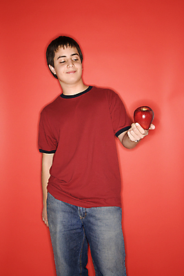 포토 JPG 해외이미지 스튜디오촬영 백인 남자 음식 포즈 과일 실내 건강 한명 사람 소년 10대 빨간색 세로 사진촬영 사과 먹기 해외202004 해외포토 서양인 1 어린이 컬러 모션 청소년 내부 촬영 파일형식 이미지허브