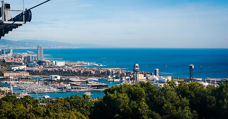 포토 JPG 해외이미지 나무 구름 건축물 산업 도로 바다 여행 비즈니스 자동차 하늘 풍경 사람없음 건물 물 경제 파란색 도시풍경 햇빛 탑 항구 맑음 화물 보트 스페인 컨테이너 창고 언덕 무역 상업 오르기 포트 타운 바르셀로나 스카이라인 사일로 선로 수평선 해외202004 해외포토 자연요소 식물 건축 유럽 길 육상교통 컬러 배_교통 교통시설 모션 날씨 태양 운송업 도시 파일형식 이미지허브