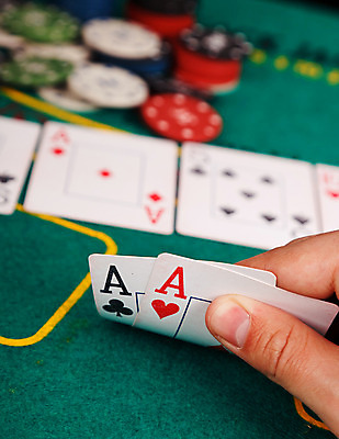 포토 JPG 해외이미지 손 스포츠 컨셉 2 놀이 탁자 성공 아이디어 건강 사람 정장 사람없음 가로 초록색 게임 하트 잡기 최고 쌍 신용카드 도박 선택 위험 주머니 큼 클럽 기회 포커 중독 에이스 텍사스 펠트 전경 해외202004 해외포토 모양 옷 컬러 가구 모션 풍경 신체부위 금융 미국 트럼프 크기 파일형식 천_직물 탑뷰 이미지허브