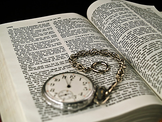 포토 JPG 해외이미지 기독교 종교 종이 텍스트 새로움 사람없음 책 단어 교회 성경 시간 최고 예수 주머니 유혹 집중 손목시계 통로 뿌리 증거 페이지 신성 격려 복음 신앙심 옛날 조언 해외202004 해외포토 문자 감정 시계 컨셉 장신구 종교용품 모션 신_종교 파일형식 이미지허브
