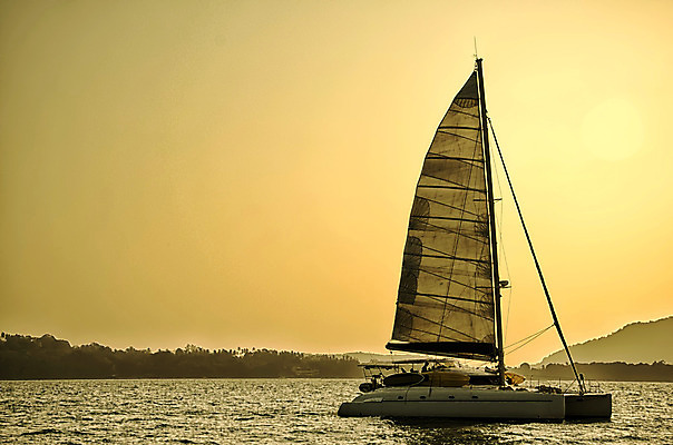 포토 JPG 해외이미지 바다 요트 하늘 바람 휴가 항해 사람없음 물 여름 파란색 자유 흰색 보트 고급 속도 해외202004 해외포토 자연요소 계절 컬러 컨셉 배_교통 날씨 파일형식 이미지허브
