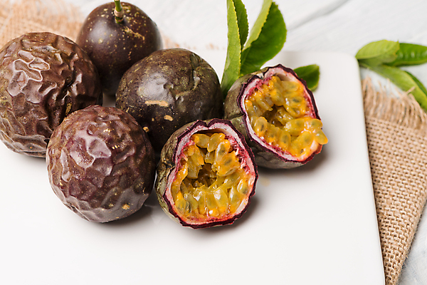 포토 JPG 해외이미지 잎 단면 도마 도마_주방용품 실내 사람없음 식탁보 신선 열대과일 패션후르츠 해외202004 해외포토 식물 과일 주방용품 내부 파일형식 이미지허브