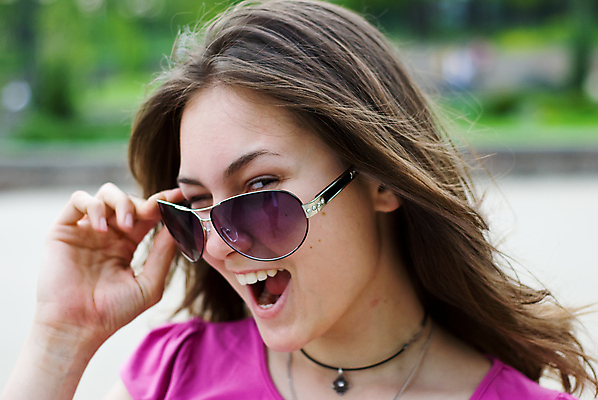 포토 JPG 해외이미지 백인 모델 1 라이프스타일 여자 얼굴 한명 미소 사람 야외 10대 여름 청춘 선글라스 햇빛 반사 머리 유행 봄 화려 입술 싱글 스타일 해외202004 해외포토 서양인 계절 안경 컨셉 청소년 표정 생활 신체부위 태양 파일형식 이미지허브