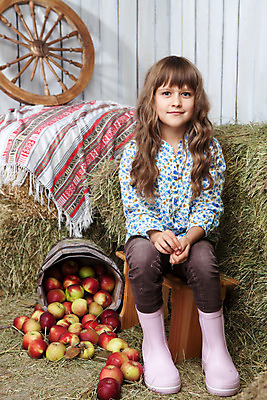 포토 JPG 해외이미지 행복 어린이 의자 장난 한명 목재 농작물 금발 농장 쌓기 바구니 수확 시골 건초더미 볏짚 사과 농부 작음 양동이 반대 뭉치 밀짚 외양간 진실 해외202004 해외포토 나무 직업 1 헤어스타일 감정 가구 농업 과일 재료 모션 사람 건초 짚 크기 파일형식 더미 이미지허브