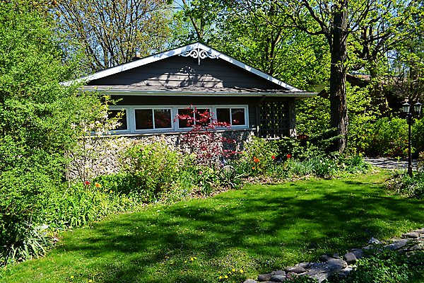 포토 JPG 해외이미지 나무 식물 외관 꽃 캐나다 창문 자연 하늘 휴가 주택 사람없음 야외 건물 목재 초록색 파란색 평화 정원 맑음 침묵 봄 골동품 시골 개화 시골집 내추럴 옛날 스타일 해외202004 해외포토 건축물 계절 컬러 컨셉 북아메리카 재료 날씨 소리 생태계 파일형식 이미지허브