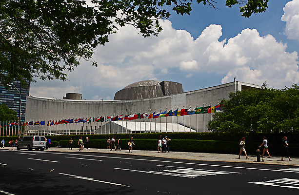 포토 JPG 해외이미지 구름 하늘 새로움 사람없음 건물 세계 글로벌 조각상 여행객 평화 고층빌딩 미국 권총 깃발 도시 맨해튼 외교 해외202004 해외포토 자연요소 건축물 컨셉 북아메리카 사람 빌딩 조형물 총 뉴욕 파일형식 이미지허브