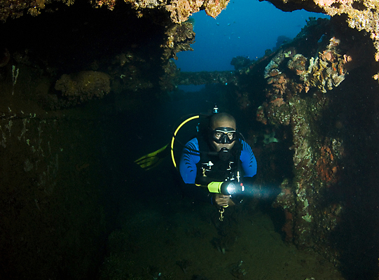 포토 JPG 해외이미지 바다 여행 휴가 한명 물 갈색 일본 수중 탐험 잠수부 다이빙 전쟁 태평양 석호 리우데자네이루 소금물 조난 침몰 해외202004 해외포토 자연요소 1 아시아 컬러 사람 수영 전문직 브라질 수중스포츠 파일형식 이미지허브