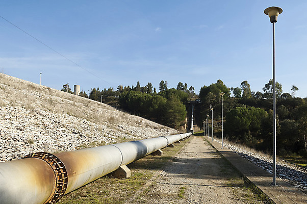 포토 JPG 해외이미지 사람없음 야외 물 금속 견과류 마시기 댐 포르투갈 철 부식 볼트 시스템 튜브 개발 분배 수도교 철강 파이프라인 공급 해외202004 해외포토 자연요소 공공시설 유럽 모션 재질 공구 다리_건축물 파이프_관 파일형식 이미지허브