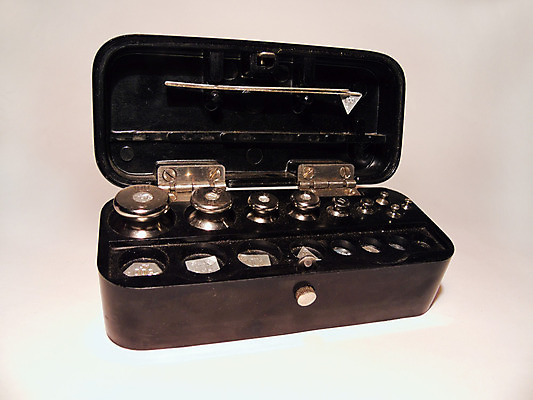 포토 JPG 해외이미지 과학 백그라운드 교실 자물쇠 사람없음 빛 세트 상자 약 금속 검은색 힘 장비 골동품 흰색 기구 공구 업무 비교 그룹 실험실 중앙 은색 몸무게 작음 큼 컨테이너 약국 철 측정 싱글 복고 잠금 가치 무거움 핀셋 덩어리 빛망울 고립 구식 옛날 철강 체크아웃 해외202004 해외포토 교육 산업 컬러 컨셉 의학 학교 재질 실험 도구 작업 무게 크기 보안 파일형식 이미지허브