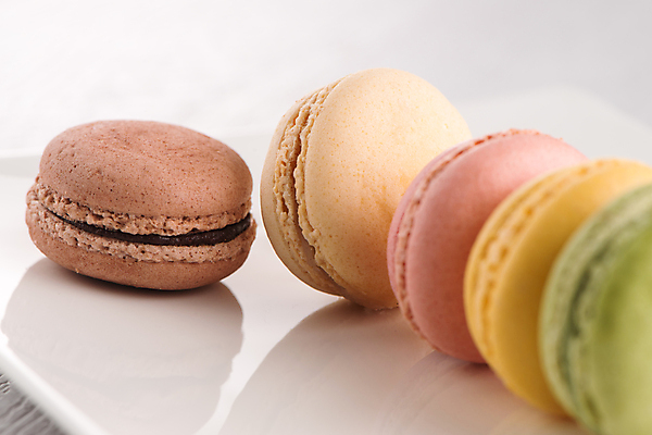 포토 JPG 해외이미지 실내 사람없음 달콤 흰배경 일렬 마카롱 해외202004 알록달록 해외포토 백그라운드 디저트 내부 컬러풀 흰색 맛 파일형식 이미지허브