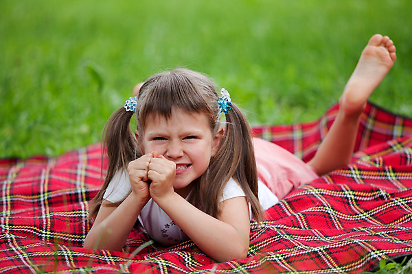 포토 JPG 해외이미지 1 공원 여학생 어린이 밭 휴식 한명 사람 야외 빨간색 초록색 여름 금발 소풍 봄 유치원 분노 짜증 자녀 만족 지역 거짓말 해외202004 해외포토 학생 헤어스타일 계절 공공시설 여자 교육 감정 컬러 컨셉 농업 야외활동 파일형식 이미지허브