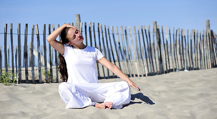 포토 JPG 해외이미지 라이프스타일 여자 모래 스포츠 바다 포즈 신체 요가 자연 아침 휴식 건강 한명 야외 파란색 운동 스트레칭 에너지 흰색 유연 연습 명상 체조 해외202004 해외포토 주간 1 웰빙 컬러 컨셉 사람 생활 생태계 파일형식 이미지허브