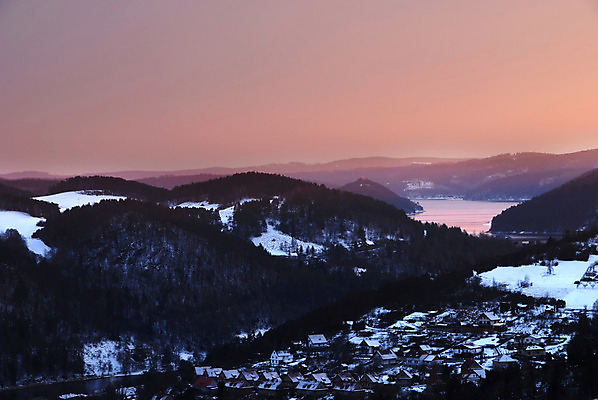 포토 JPG 해외이미지 나무 공원 여행 겨울 곡선 자연 하늘 파노라마 숙이기 그림자 풍경 사람없음 야외 목재 물 강 햇빛 반사 여행객 일출 골짜기 계곡 얼음 힘 일몰 가리킴 황무지 숲 언덕 서리 지역 체코 타운 편자 해외202004 해외포토 자연요소 식물 계절 공공시설 유럽 선 포즈 재료 촬영기법 사람 손짓 태양 노을 도시 생태계 말발굽 파일형식 이미지허브